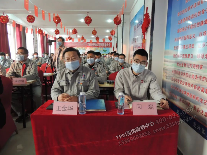 生產(chǎn)副總王副總（左）、新益為咨詢向老師（右）
